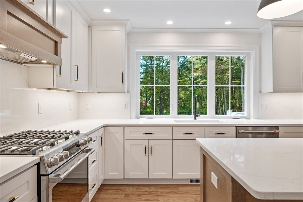 Topsfield, Massachusetts, 01983, United States, 4 Bedrooms Bedrooms, ,3 BathroomsBathrooms,Residential,Active,1962184