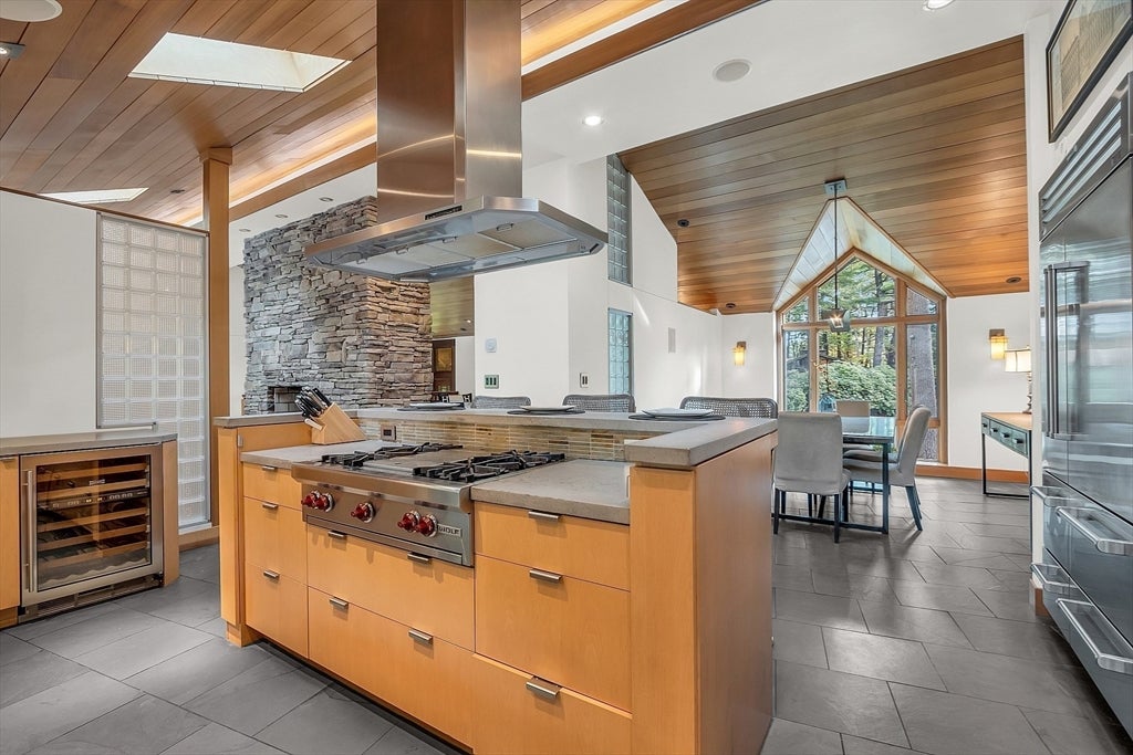 Lynnfield, Massachusetts, 01940, United States, 4 Bedrooms Bedrooms, ,3 BathroomsBathrooms,Residential,Active,1885013