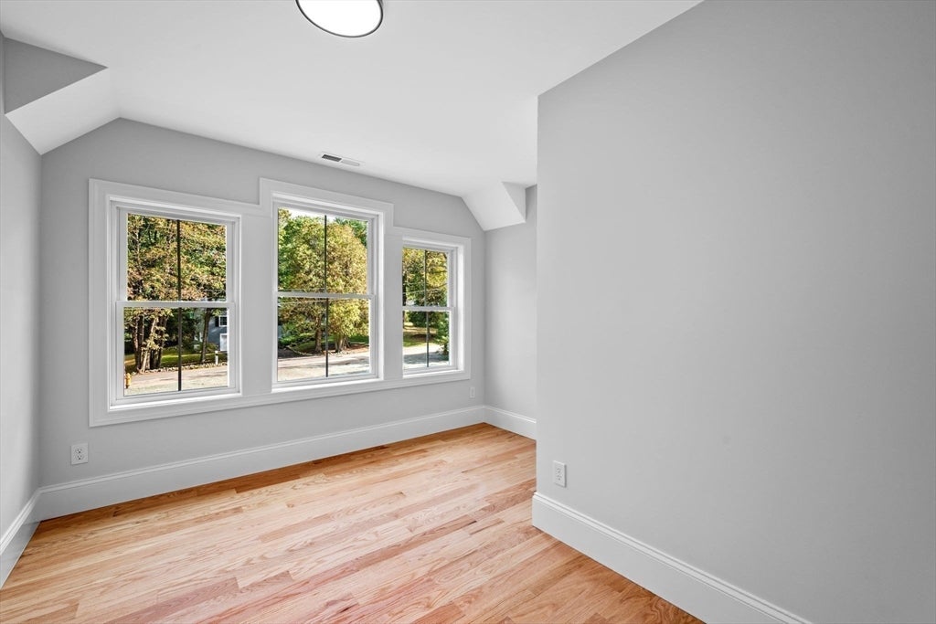 Topsfield, Massachusetts, 01983, United States, 4 Bedrooms Bedrooms, ,3 BathroomsBathrooms,Residential,Active,1962184