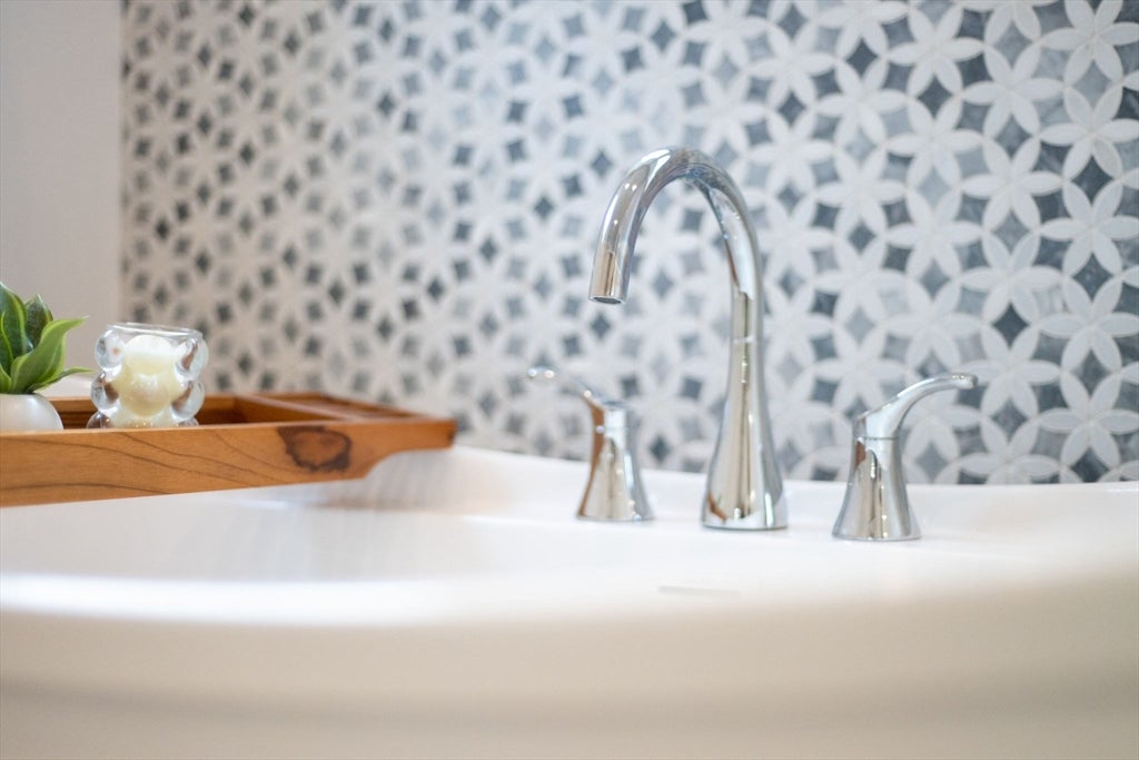 Boxford, Massachusetts, 01921, United States, 3 Bedrooms Bedrooms, ,4 BathroomsBathrooms,Residential,Active,1990670