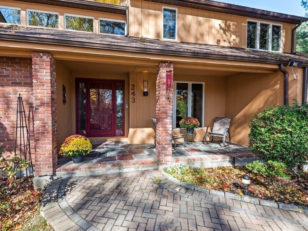 Shrewsbury, Massachusetts, 01545, United States, 4 Bedrooms Bedrooms, ,5 BathroomsBathrooms,Residential,Active,1968373