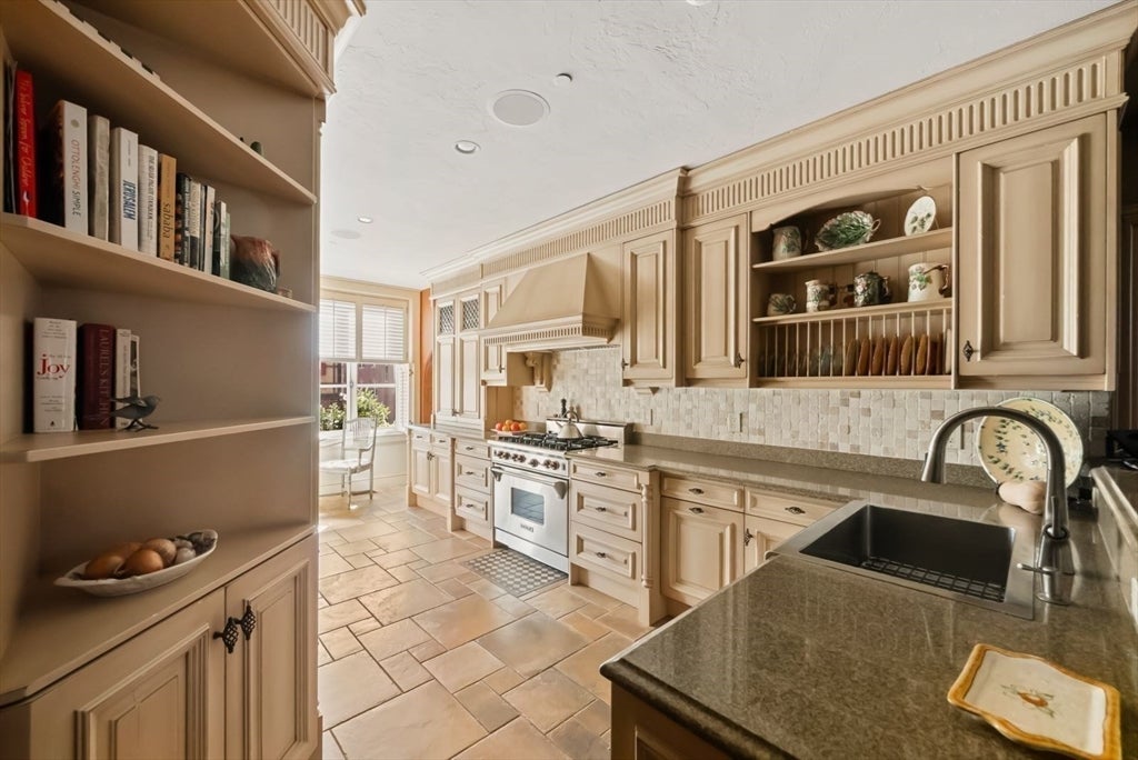 Boston, Massachusetts, 02108, United States, 3 Bedrooms Bedrooms, ,4 BathroomsBathrooms,Residential,Active,1960165