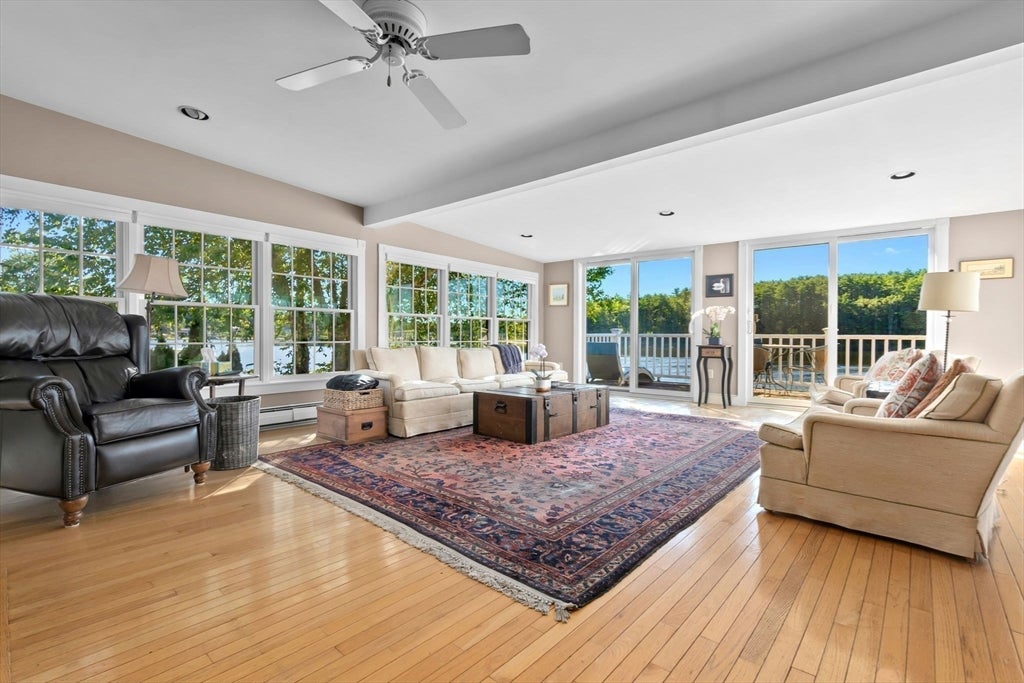 Amesbury, Massachusetts, 01913, United States, 3 Bedrooms Bedrooms, ,3 BathroomsBathrooms,Residential,Active,1929678