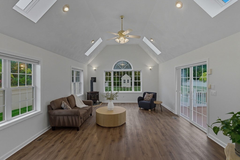 Westford, Massachusetts, 01886, United States, 4 Bedrooms Bedrooms, ,4 BathroomsBathrooms,Residential,Active,1971779