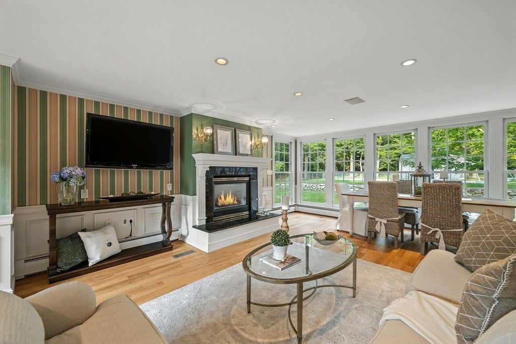 Topsfield, Massachusetts, 01983, United States, 6 Bedrooms Bedrooms, ,4 BathroomsBathrooms,Residential,Active,1936130