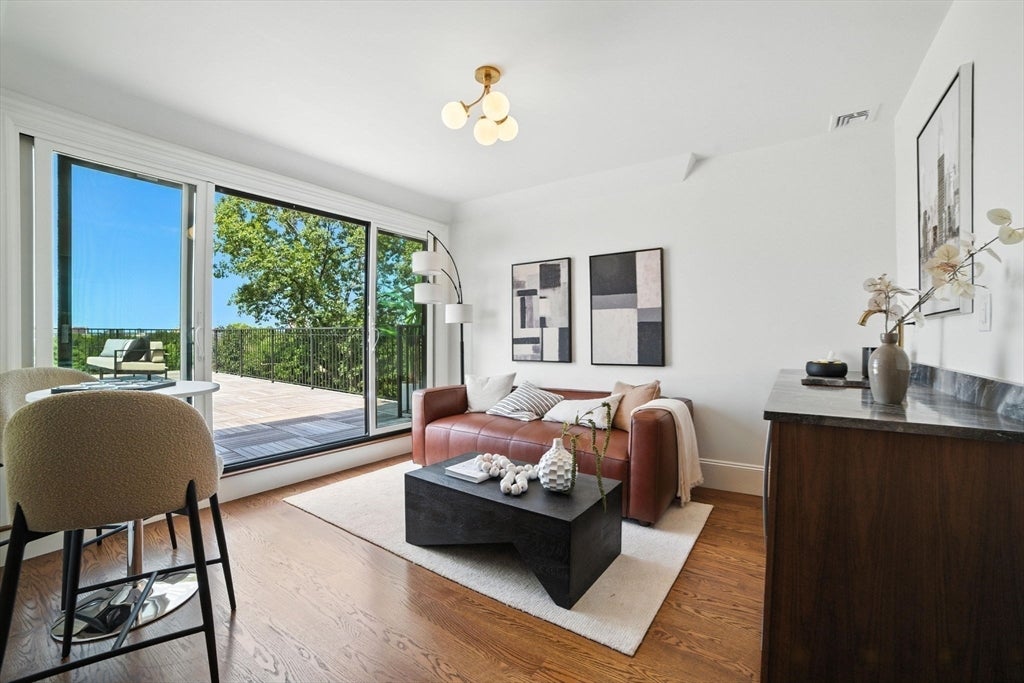 Brookline, Massachusetts, 02446, United States, 4 Bedrooms Bedrooms, ,4 BathroomsBathrooms,Residential,Active,1806604