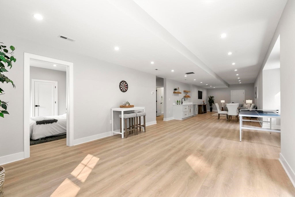 Burlington, Massachusetts, 01803, United States, 5 Bedrooms Bedrooms, ,5 BathroomsBathrooms,Residential,Active,1909077