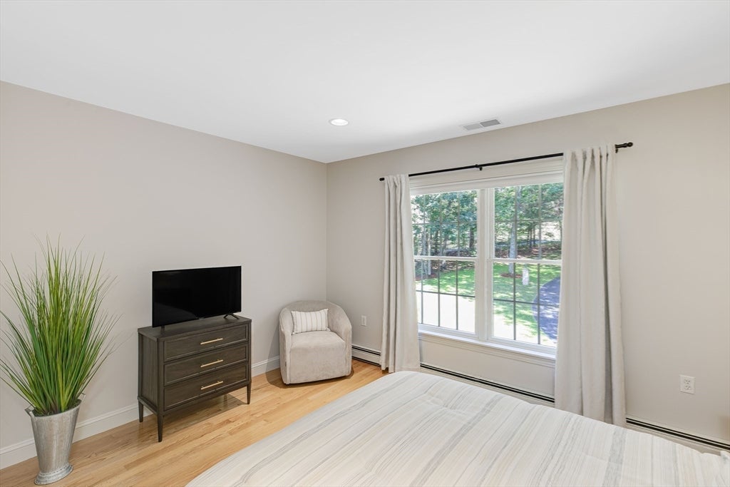 Ipswich, Massachusetts, 01938, United States, 4 Bedrooms Bedrooms, ,3 BathroomsBathrooms,Residential,Active,1922346
