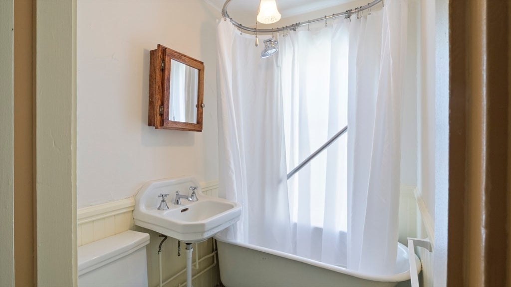 Newbury, Massachusetts, 01951, United States, 5 Bedrooms Bedrooms, ,3 BathroomsBathrooms,Residential,Active,1945051
