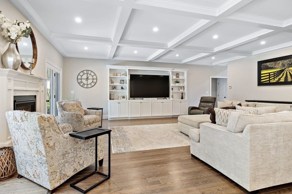 Easton, Massachusetts, 02356, United States, 5 Bedrooms Bedrooms, ,6 BathroomsBathrooms,Residential,Active,1968388