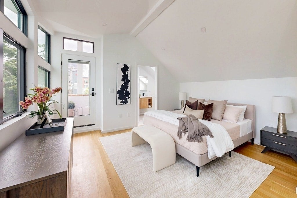 Cambridge, Massachusetts, 02141, United States, 3 Bedrooms Bedrooms, ,3 BathroomsBathrooms,Residential,Active,1945532