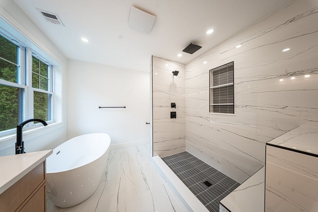 Southborough, Massachusetts, 01772, United States, 4 Bedrooms Bedrooms, ,5 BathroomsBathrooms,Residential,Active,2007207