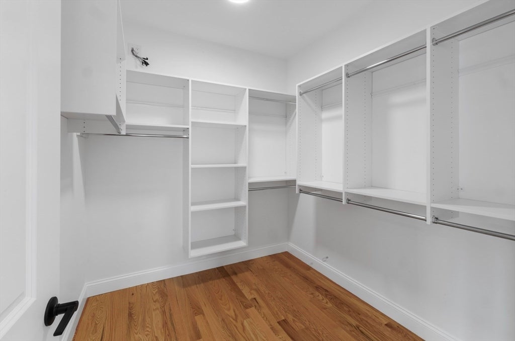 Dartmouth, Massachusetts, 02748, United States, 5 Bedrooms Bedrooms, ,4 BathroomsBathrooms,Residential,Active,1997881