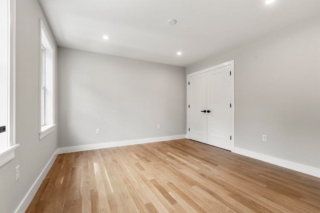 Burlington, Massachusetts, 01803, United States, 5 Bedrooms Bedrooms, ,5 BathroomsBathrooms,Residential,Active,1909077