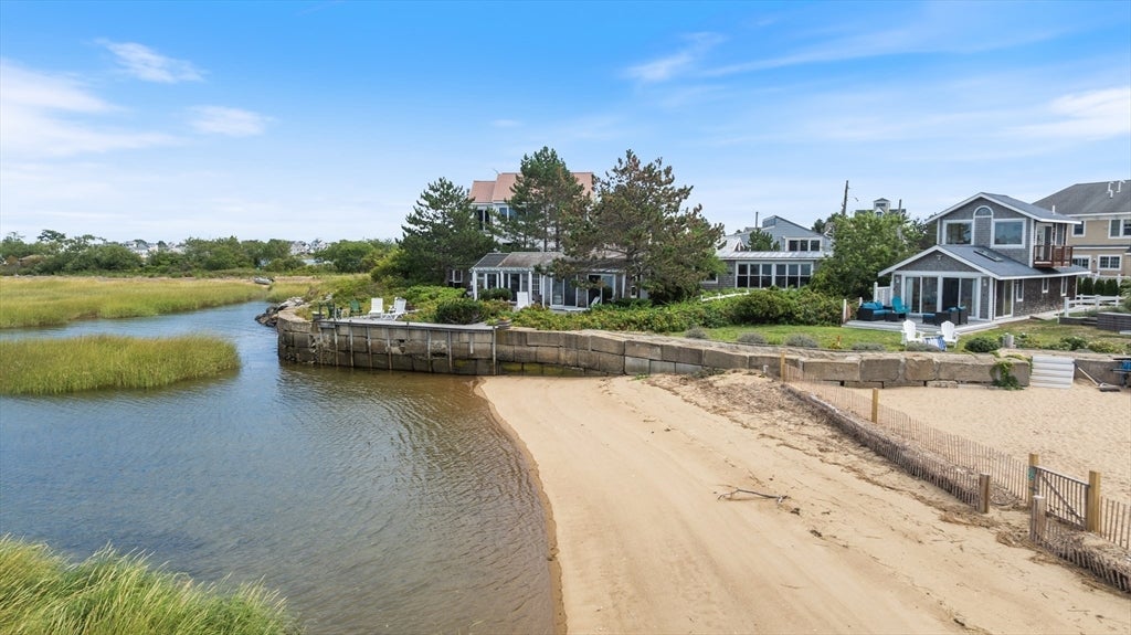 Newburyport, Massachusetts, 01950, United States, 2 Bedrooms Bedrooms, ,1 BathroomBathrooms,Residential,Active,1920272