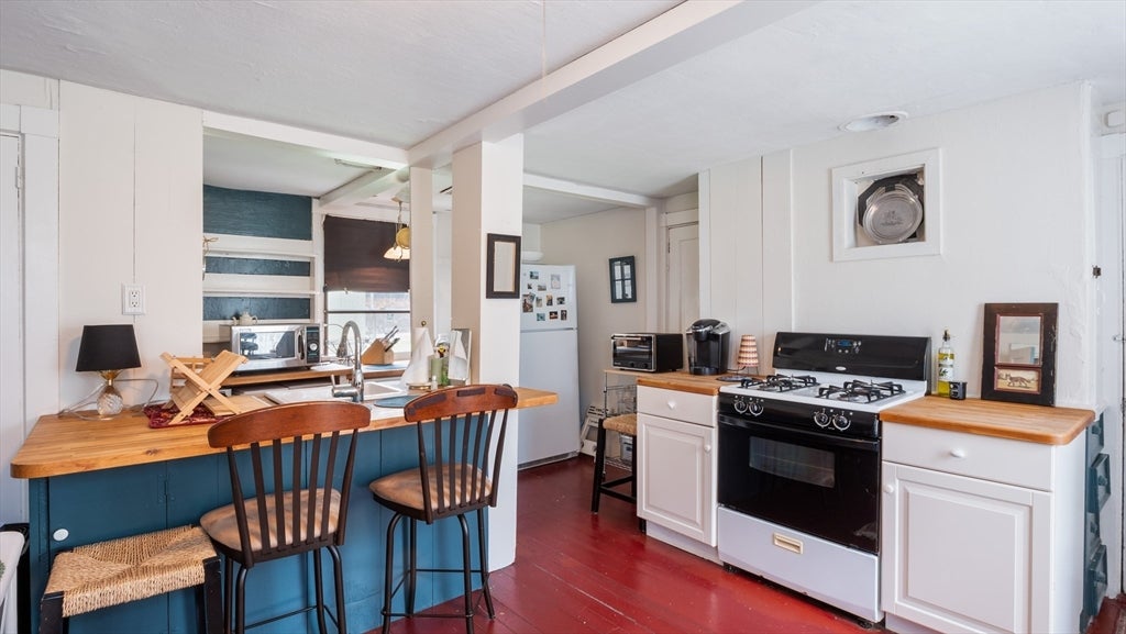 Newbury, Massachusetts, 01951, United States, 5 Bedrooms Bedrooms, ,3 BathroomsBathrooms,Residential,Active,1945051