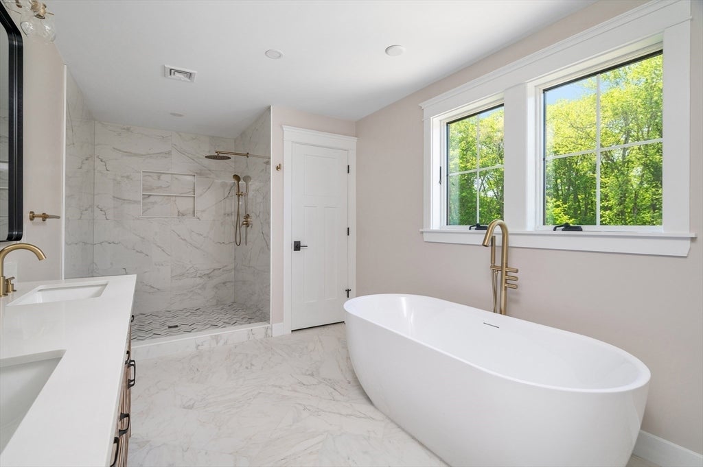 Lincoln, Rhode Island, 02865, United States, ,3 BathroomsBathrooms,Residential,Active,1843459