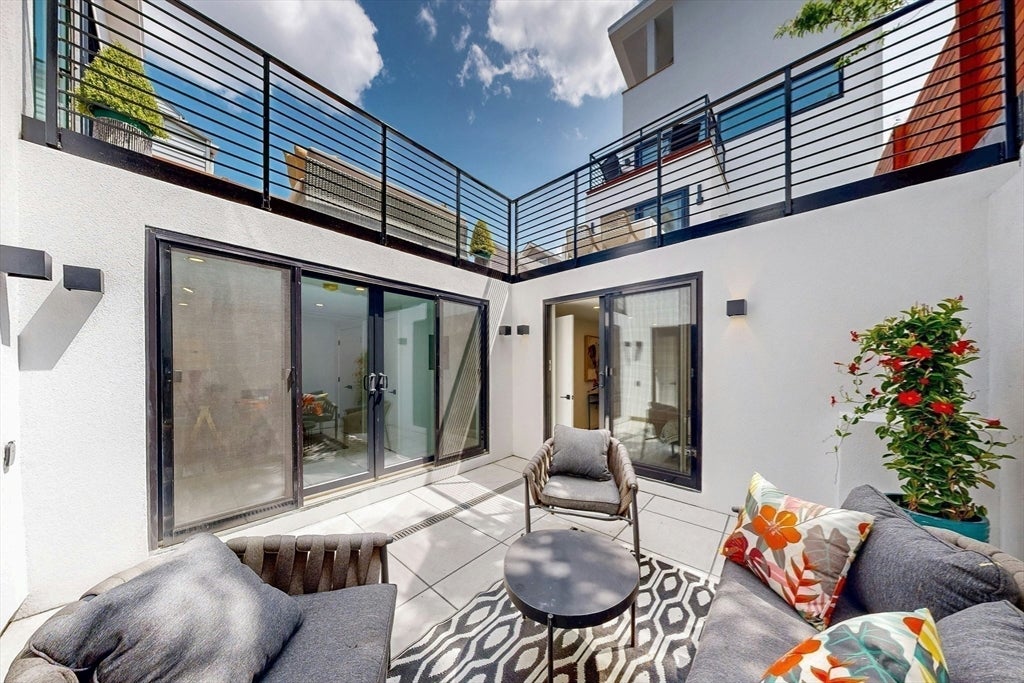 Cambridge, Massachusetts, 02141, United States, 4 Bedrooms Bedrooms, ,5 BathroomsBathrooms,Residential,Active,1945450