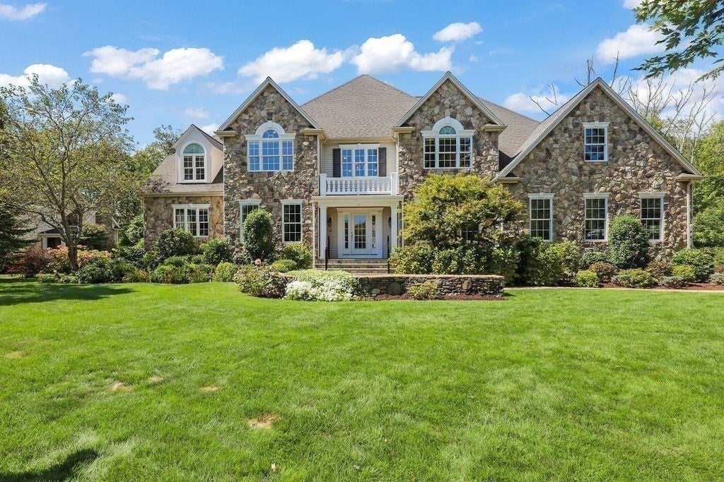 North Attleboro, Massachusetts, 02760, United States, 5 Bedrooms Bedrooms, ,6 BathroomsBathrooms,Residential,Active,1934825