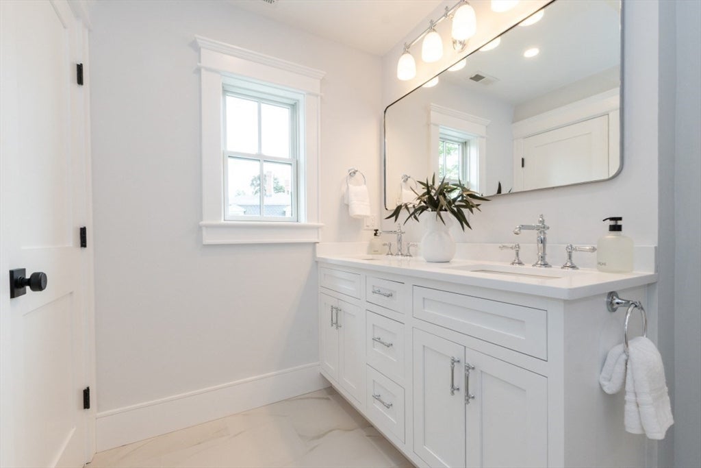 Newton, Massachusetts, 02466, United States, 4 Bedrooms Bedrooms, ,6 BathroomsBathrooms,Residential,Active,1934774