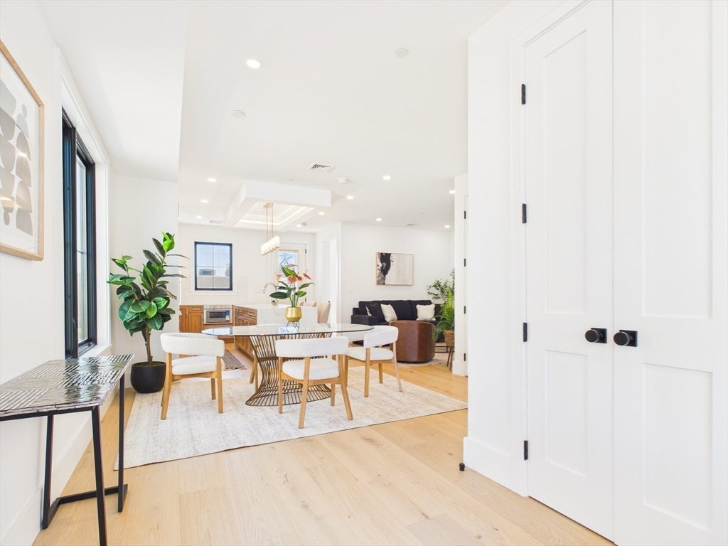 Boston, Massachusetts, 02127, United States, 4 Bedrooms Bedrooms, ,4 BathroomsBathrooms,Residential,Active,2043287