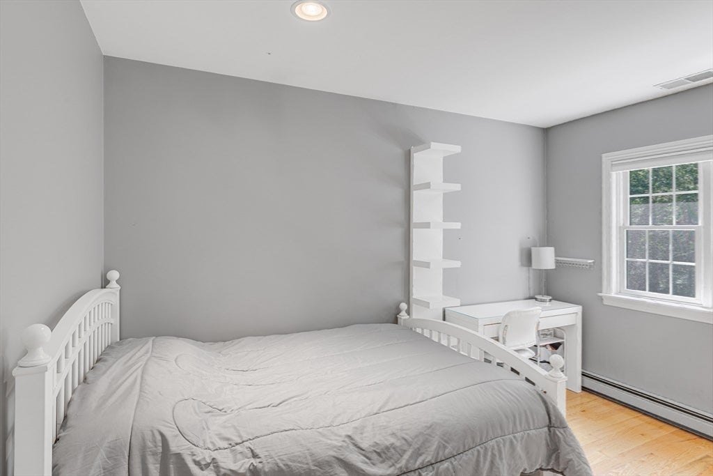 Ipswich, Massachusetts, 01938, United States, 4 Bedrooms Bedrooms, ,3 BathroomsBathrooms,Residential,Active,1922346