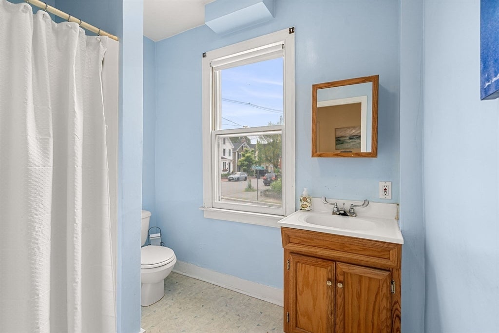 Newburyport, Massachusetts, 01950, United States, 3 Bedrooms Bedrooms, ,2 BathroomsBathrooms,Residential,Active,1922344