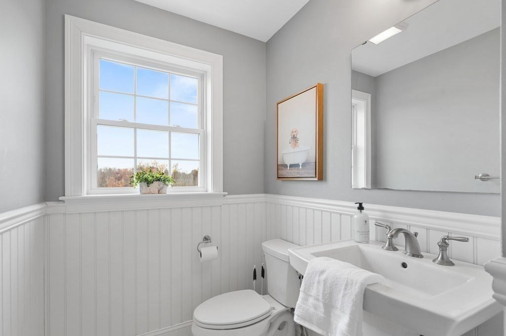 West Newbury, Massachusetts, 01985, United States, 4 Bedrooms Bedrooms, ,4 BathroomsBathrooms,Residential,Active,1986888