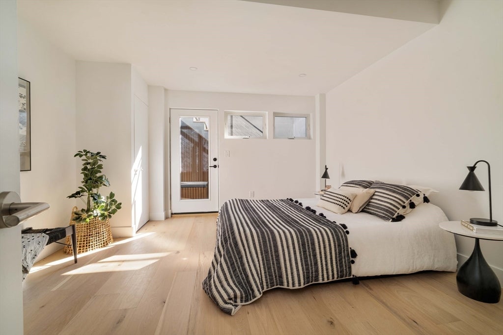 Cambridge, Massachusetts, 02141, United States, 5 Bedrooms Bedrooms, ,5 BathroomsBathrooms,Residential,Active,1942391