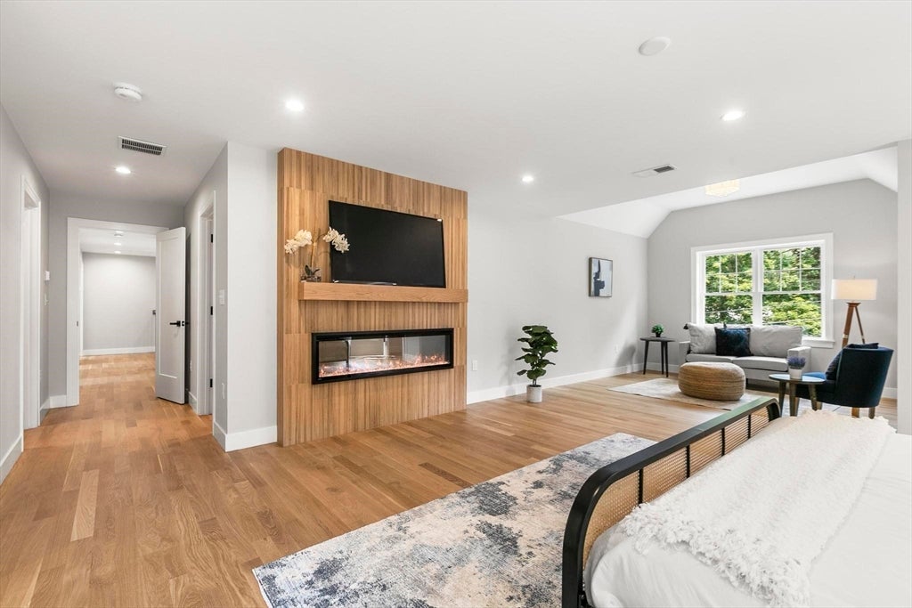 Burlington, Massachusetts, 01803, United States, 5 Bedrooms Bedrooms, ,5 BathroomsBathrooms,Residential,Active,1909077