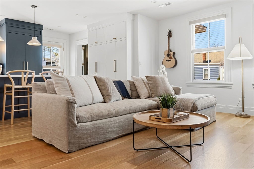 Newburyport, Massachusetts, 01950, United States, 3 Bedrooms Bedrooms, ,3 BathroomsBathrooms,Residential,Active,2045757