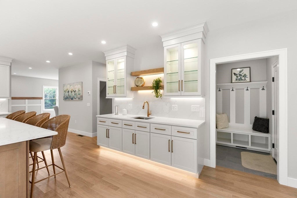 Burlington, Massachusetts, 01803, United States, 5 Bedrooms Bedrooms, ,5 BathroomsBathrooms,Residential,Active,1909077