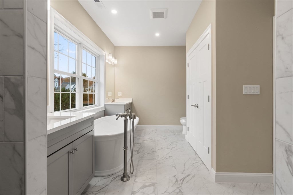 Andover, Massachusetts, 01810, United States, 4 Bedrooms Bedrooms, ,3 BathroomsBathrooms,Residential,Active,1990653