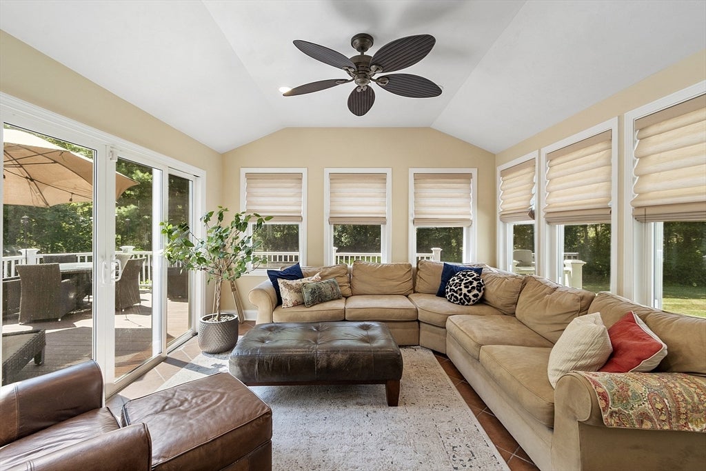 Middleton, Massachusetts, 01949, United States, 4 Bedrooms Bedrooms, ,4 BathroomsBathrooms,Residential,Active,1941131