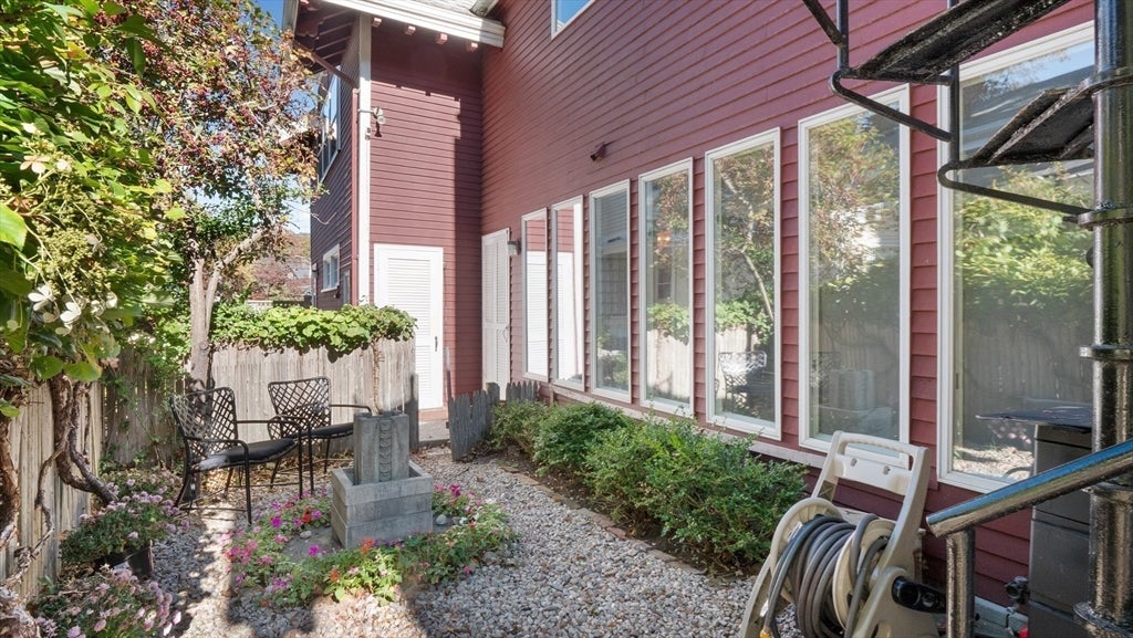Newburyport, Massachusetts, 01950, United States, 3 Bedrooms Bedrooms, ,3 BathroomsBathrooms,Residential,Active,2045626