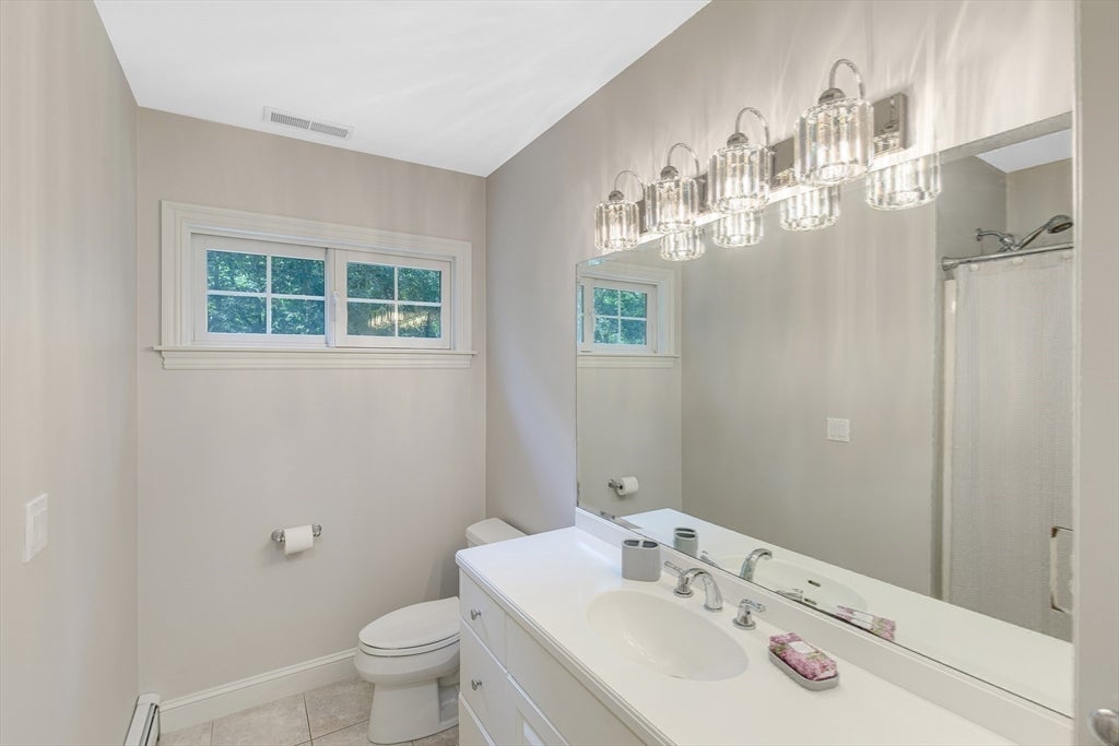 Ipswich, Massachusetts, 01938, United States, 4 Bedrooms Bedrooms, ,3 BathroomsBathrooms,Residential,Active,1922346