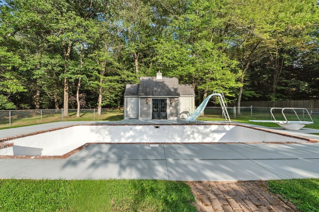 Topsfield, Massachusetts, 01983, United States, 6 Bedrooms Bedrooms, ,4 BathroomsBathrooms,Residential,Active,1936130