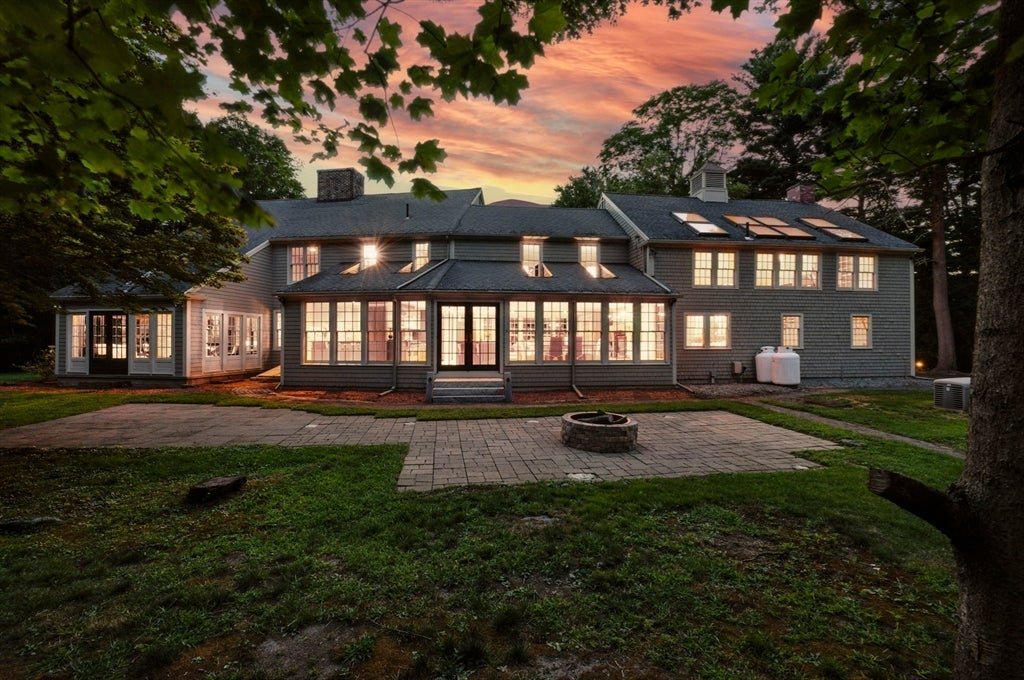 Topsfield, Massachusetts, 01983, United States, 6 Bedrooms Bedrooms, ,4 BathroomsBathrooms,Residential,Active,1936130