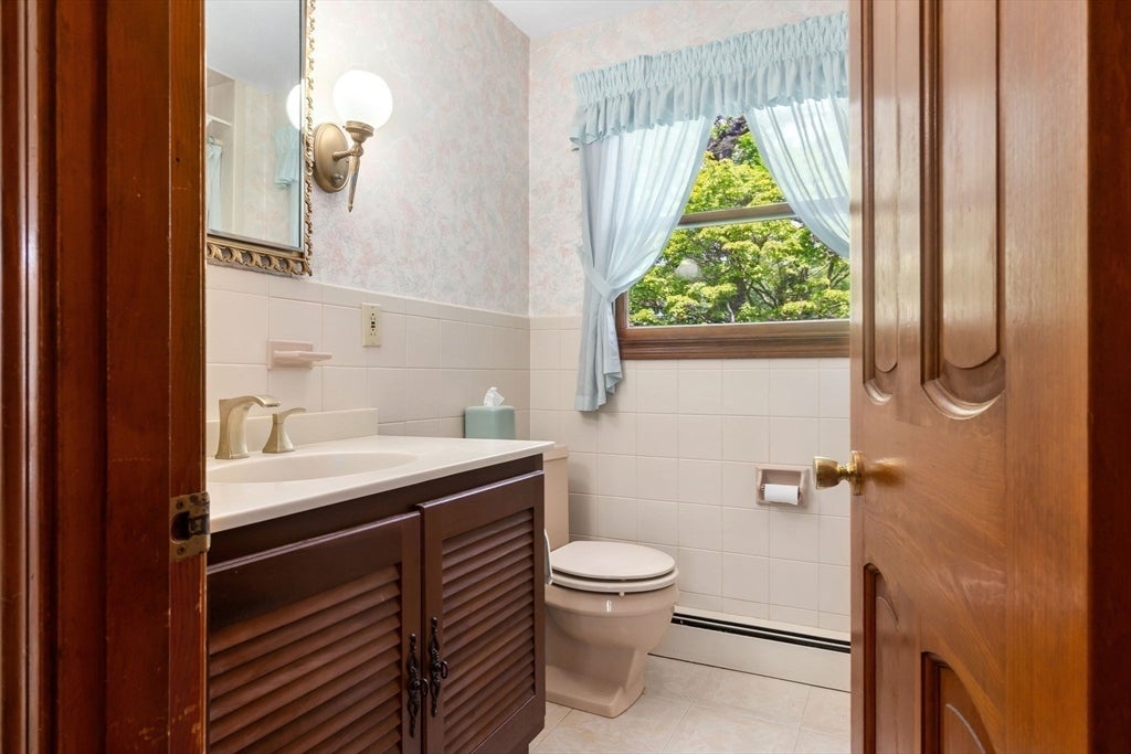 Gloucester, Massachusetts, 01930, United States, 3 Bedrooms Bedrooms, ,3 BathroomsBathrooms,Residential,Active,1849486