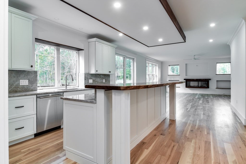 Hopkinton, Massachusetts, 01748, United States, 5 Bedrooms Bedrooms, ,6 BathroomsBathrooms,Residential,Active,1990661