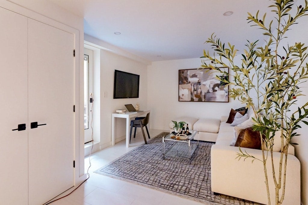 Cambridge, Massachusetts, 02141, United States, 3 Bedrooms Bedrooms, ,3 BathroomsBathrooms,Residential,Active,1945532