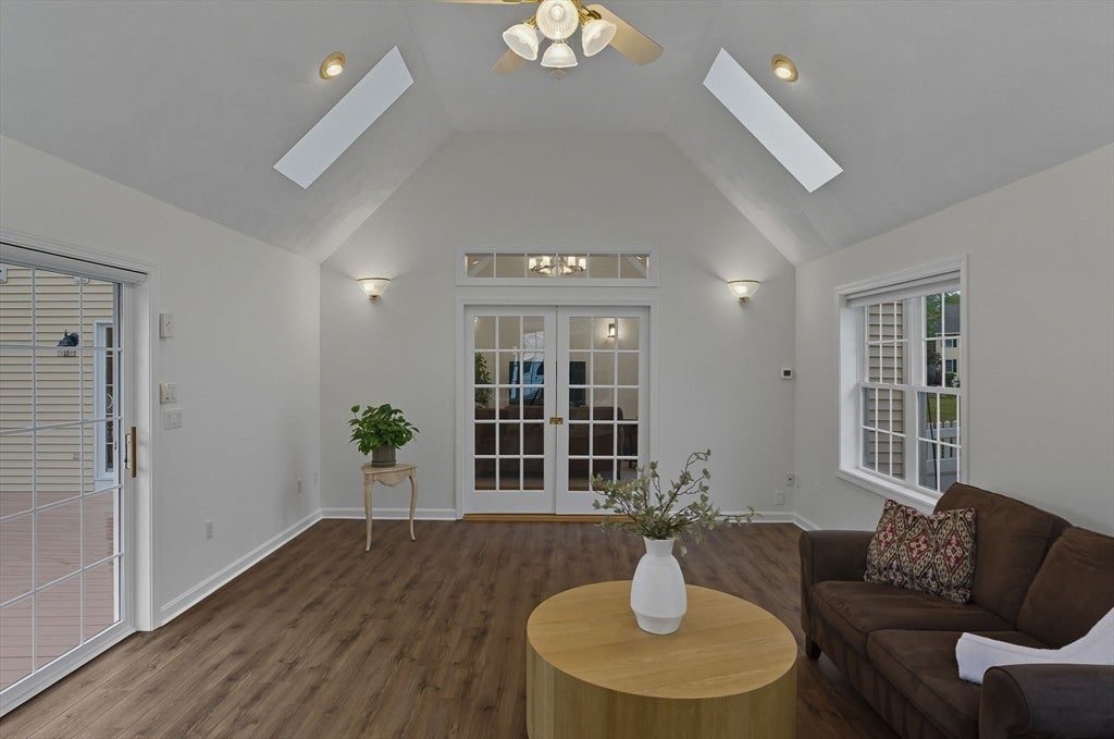 Westford, Massachusetts, 01886, United States, 4 Bedrooms Bedrooms, ,4 BathroomsBathrooms,Residential,Active,1971779