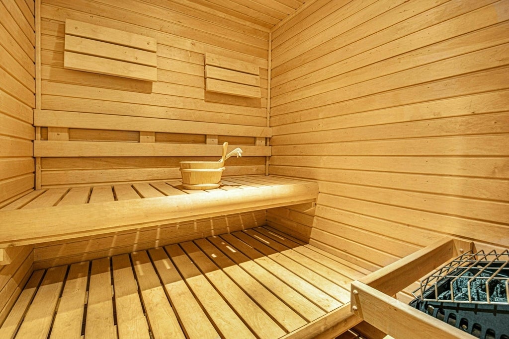 Hopkinton, Massachusetts, 01748, United States, 5 Bedrooms Bedrooms, ,8 BathroomsBathrooms,Residential,Active,1953005