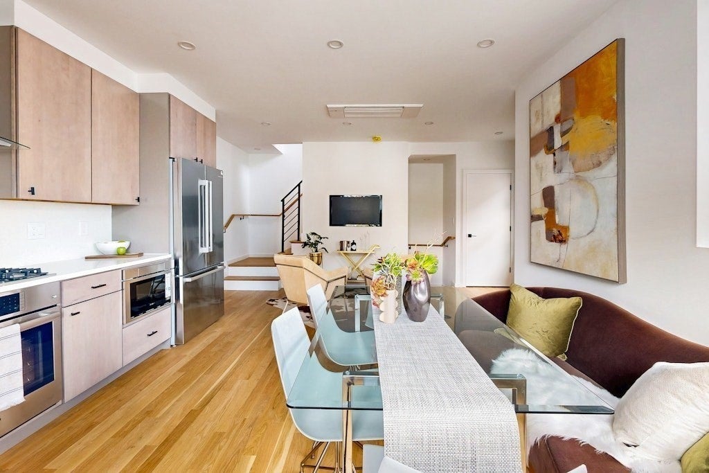 Cambridge, Massachusetts, 02141, United States, 3 Bedrooms Bedrooms, ,3 BathroomsBathrooms,Residential,Active,1945532