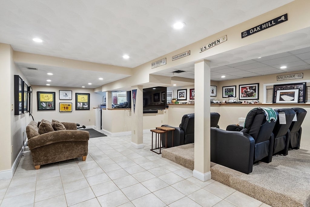 Middleton, Massachusetts, 01949, United States, 4 Bedrooms Bedrooms, ,4 BathroomsBathrooms,Residential,Active,1941131