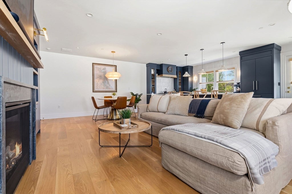 Newburyport, Massachusetts, 01950, United States, 3 Bedrooms Bedrooms, ,3 BathroomsBathrooms,Residential,Active,2045757