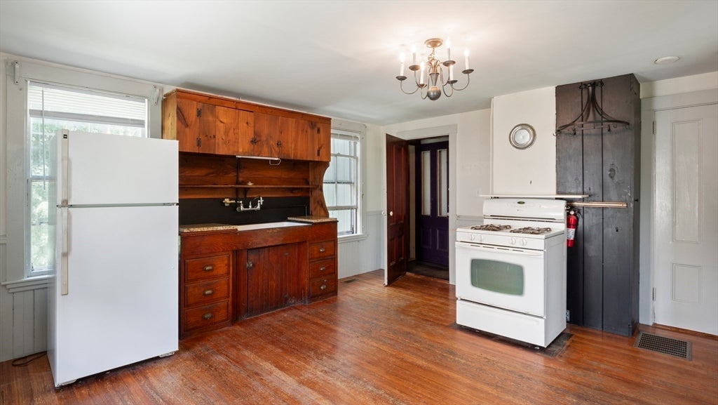 Newbury, Massachusetts, 01951, United States, 5 Bedrooms Bedrooms, ,3 BathroomsBathrooms,Residential,Active,1945051