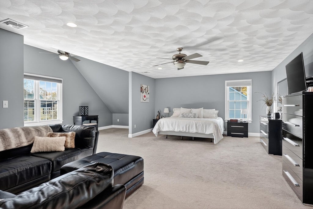 Danvers, Massachusetts, 01923, United States, 4 Bedrooms Bedrooms, ,4 BathroomsBathrooms,Residential,Active,1992274