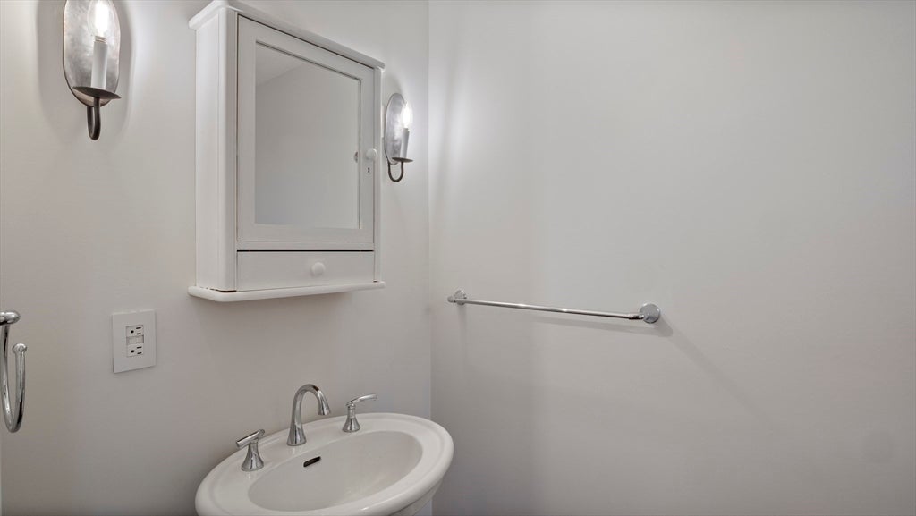 Newburyport, Massachusetts, 01950, United States, 3 Bedrooms Bedrooms, ,3 BathroomsBathrooms,Residential,Active,1986921