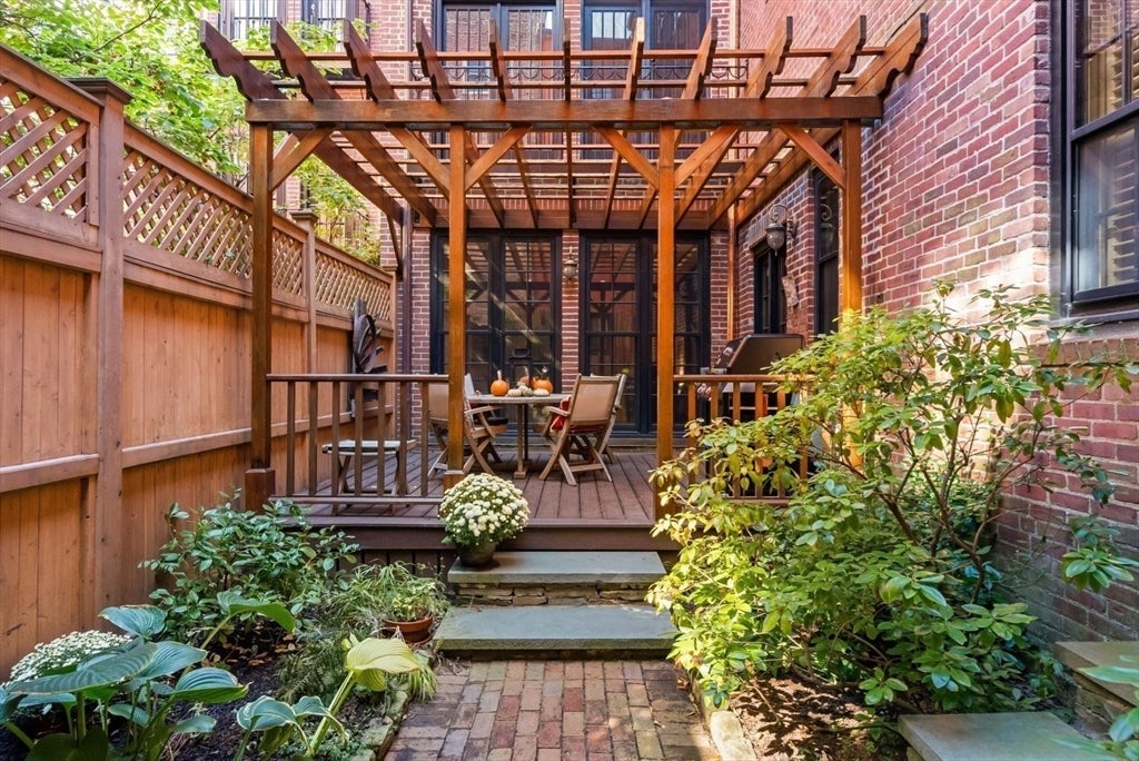 Boston, Massachusetts, 02108, United States, 3 Bedrooms Bedrooms, ,4 BathroomsBathrooms,Residential,Active,1960165